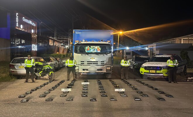 Incautados 157 kilos de base de coca; ocultos en un juego de sala, que transportaban en un camión de encomiendas. La Policía Nacional, en el marco del nuevo modelo del servicio de Policía incautó 157 kilos de base de coca. 