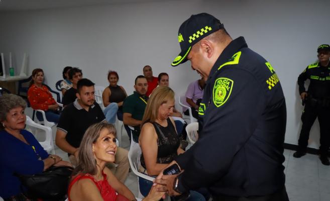 Reunión del comandante Edgar López con líderes de la comuna 10 en Ibagué