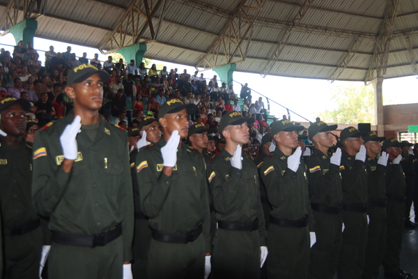 37 Hombres juraron bandera 
