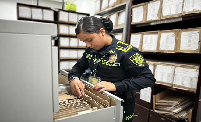 En una oficina rodeada de hombres, ella destaca sin necesidad de alzar la voz