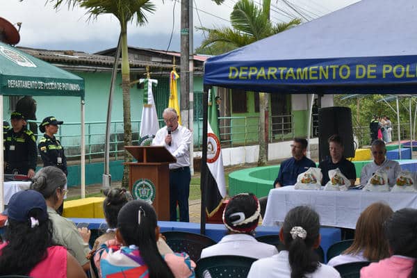 Líder comunal hablando con la comunidad 