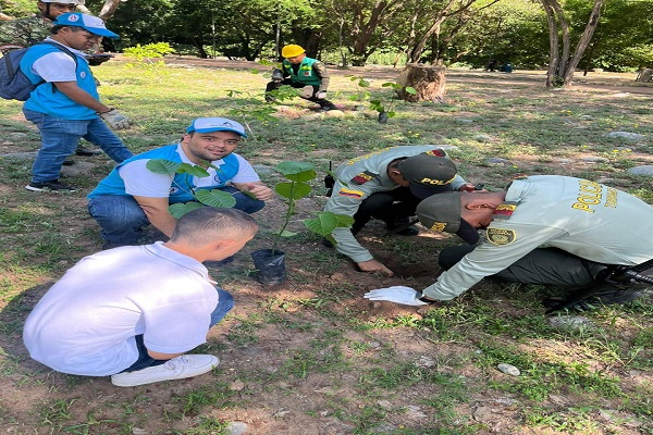 La Policía Metropolitana de Valledupar se une a una iniciativa global para la reforestación y conservación de recursos hídricos