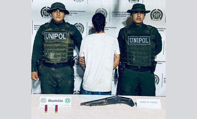 Uniformados de la Unidad de Intervención Policial que apoyan las acciones operacionales en Villavicencio, sorprendieron a este sujeto con el arma de fuego en una zona de expendio de sustancias alucinógenas de la comuna diez de la capital del Meta.
