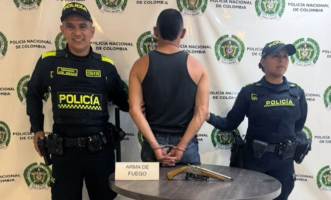 A través de un registro voluntario se le halló en poder un arma de fuego de fabricación artesanal.