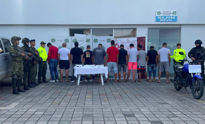 Mediante diez diligencias de registro y allanamiento, las autoridades capturaron a once actores delincuenciales que tenían el control del 80% del microtráfico en este municipio