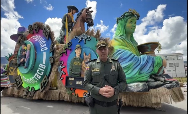  La Policía Nacional presente con la carroza en el Carnaval de Negros y Blancos 2026