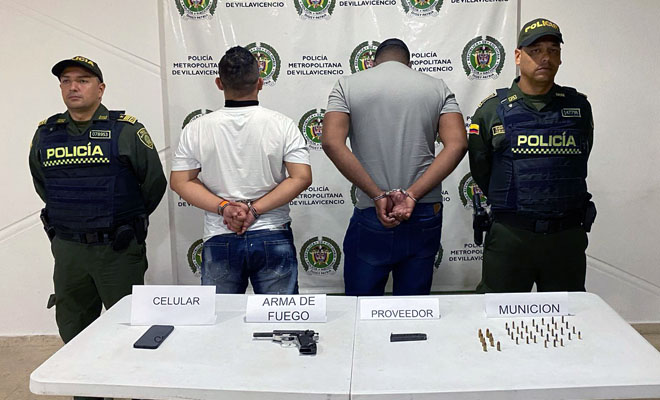 Estos sujetos fueron sorprendidos con una pistola sin el permiso para su porte o tenencia. 