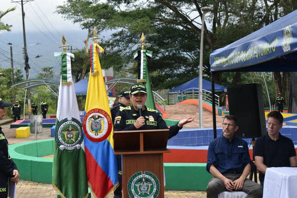 La señora brigadier general Claudia Susana Blanco Romero, hablando con las mujeres