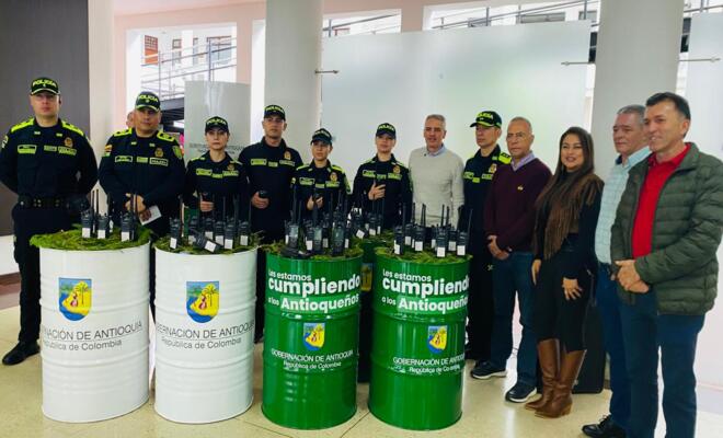 Gobernador de Antioquia realiza entrega de radios a la polic&iacute;a