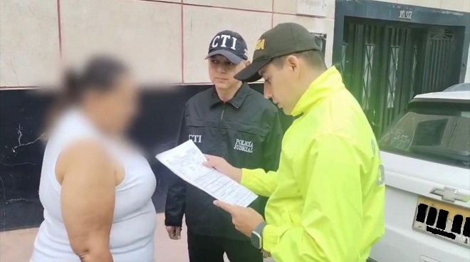 Lectura de derechos del capturado a mujer por hurto de motocicletas