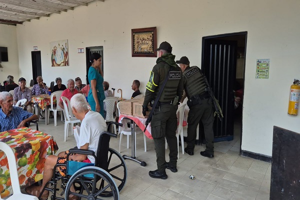 Manos solidarias en el camino.
