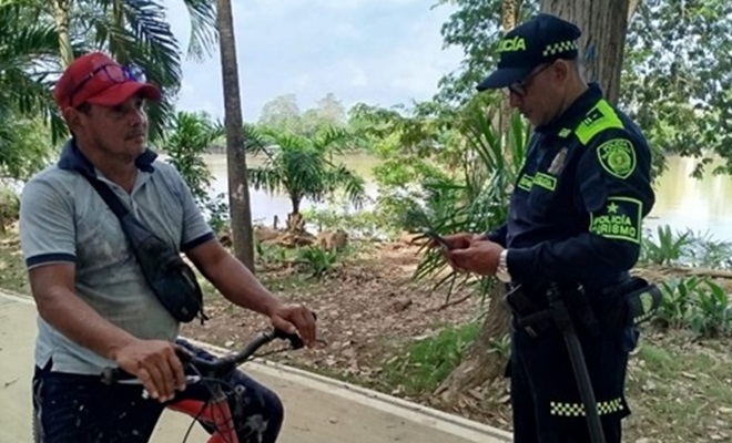 Polic&iacute;a tomando solicitud de antecedente a un ciudadano