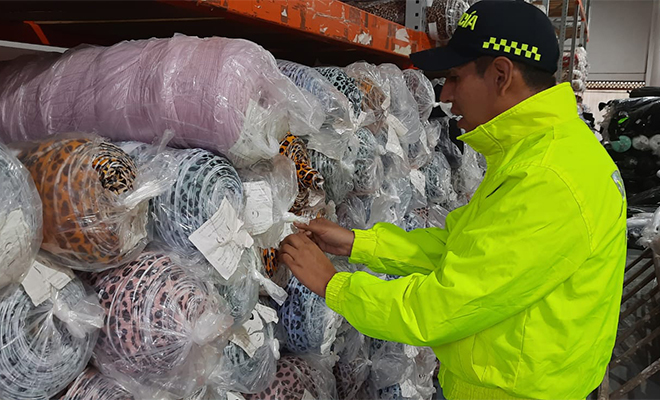 Mediante dos diligencias de registro y allanamiento, se logró medida cautelar de retención temporal sobre 879 rollos de textiles, avaluados comercialmente en $960.000.000.