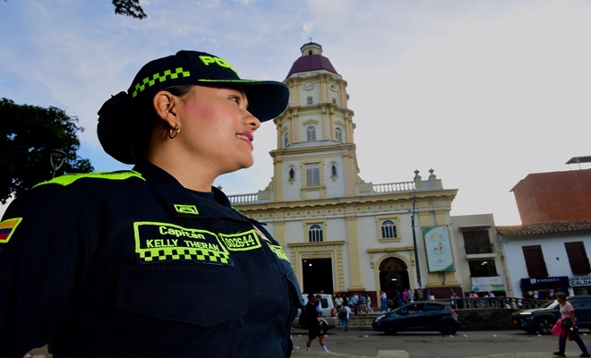 Mujer policía primer comandante Caldas