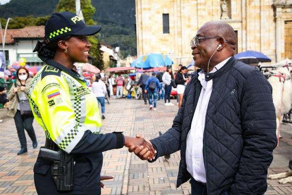 Mujer policía con la comunidad