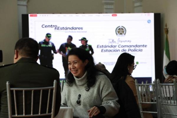 Dos personas entablando una conversación en el taller insumos estándar comandante de estación de policía 