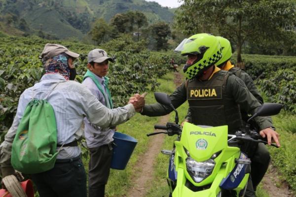  La Policía acompaña a los caficultores durante la “travesía o Mitaca” cafetera en Caldas