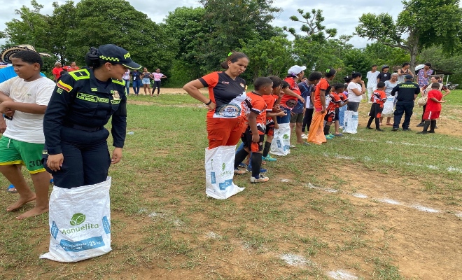 Los niños, con sus ojos encendidos de travesura, corrían en carreras de sacos, mientras otros disputaban partidos de fútbol bajo un sol ardiente que parecía aplaudirles desde lo alto