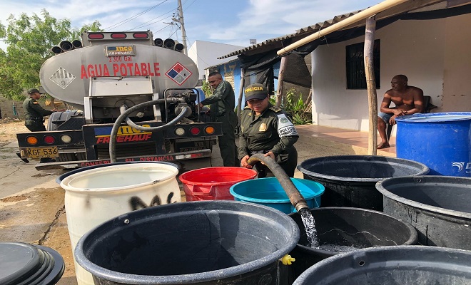 Policías llevaron agua a las poblaciones más afectadas por la falta de este preciado líquido en el Atlántico
