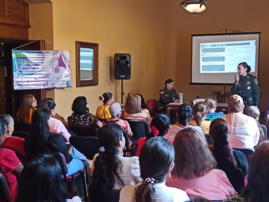 Patrulla Púrpura de la Policía Nacional, les recuerda “la Estrategia Integral de Protección a Mujer, Familia y Género”, en el mes de la Madre