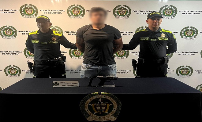 Patrulla de vigilancia, captura un hombre con un arma de fuego ilegal