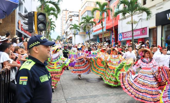 Personal de la Policía Nacional prestando apoyo durante el desarrollo de los desfiles