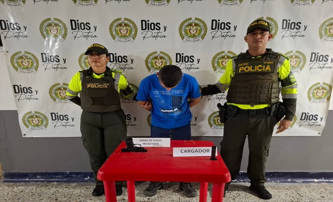 Policía Decor les hizo un registro y les encontró pistolas 