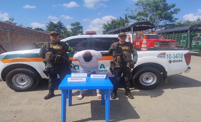 Policía Decor les hizo un registro y les encontró pistolas 