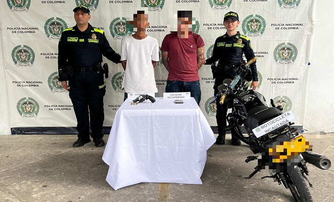 Dos sujetos se&ntilde;alados de portar ilegalmente un arma de fuego y de haber cometido minutos antes un hurto a ciudadano