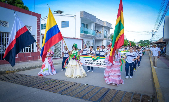 disfrutaron del desfile que recorrió las principales calles del pueblo