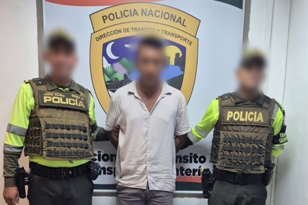 Dos policías con ciudadano capturado