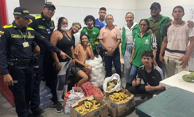 Policía con funcionarios del ICBF con ayudas humanitarias