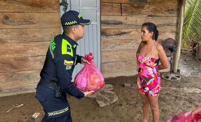 Policía entregando mercado a una ciudadana