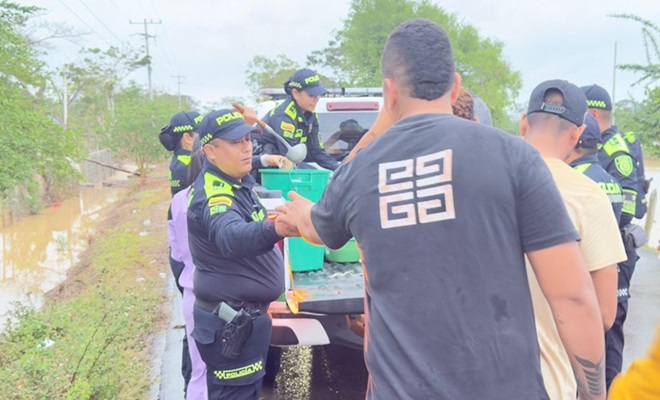 Policías realizando una jornada solidaria  con la ciudadanía