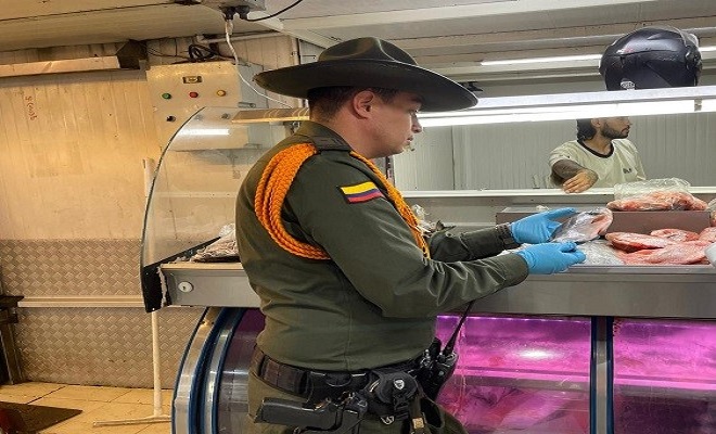 Policia Carabinero incautando pescado