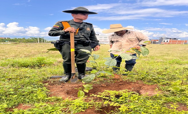 Policia de la mano con el ambiente