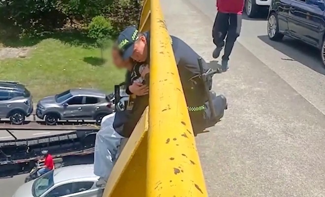 Uniformado evitó que una joven se quitara la vida en puente vehicular de Medellín
