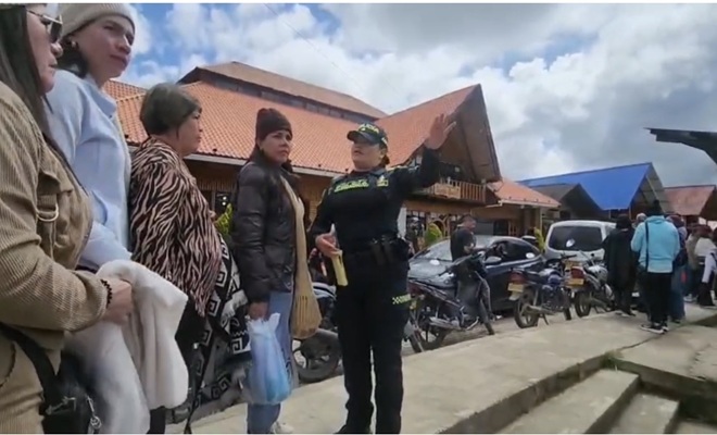 3 ciudadanos y una polic&iacute;a en el atractivo turistico la cocha  