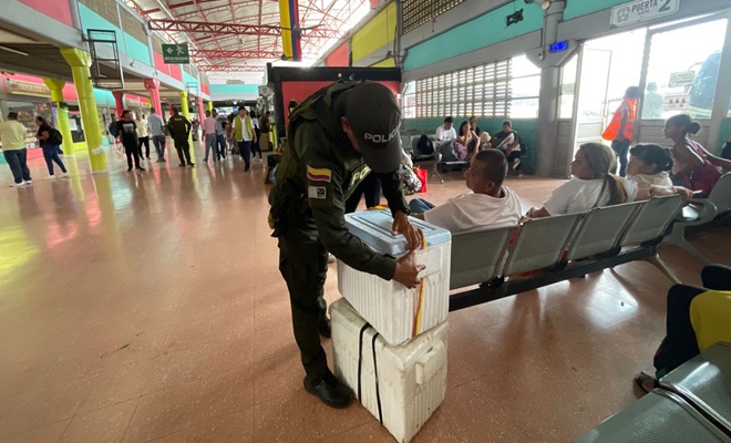 polic&iacute;a realizando registro a encomiendas en terminal de transporte