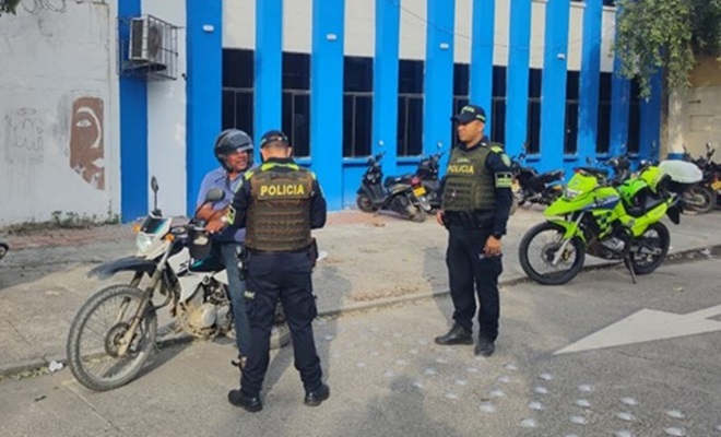 Polic&iacute;as realizando registro a la comunidad