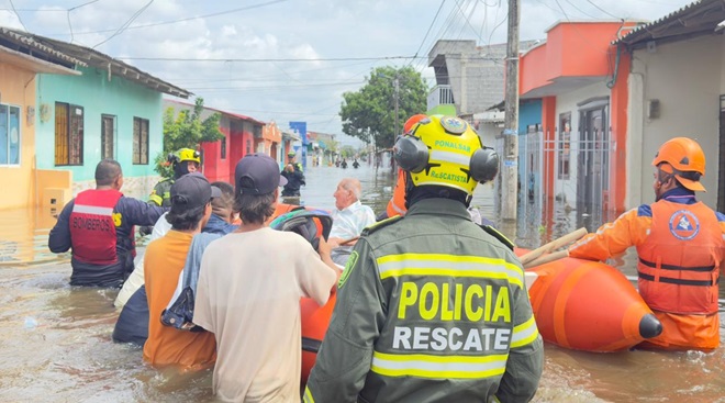 Policías rescatando a familia damnificadas