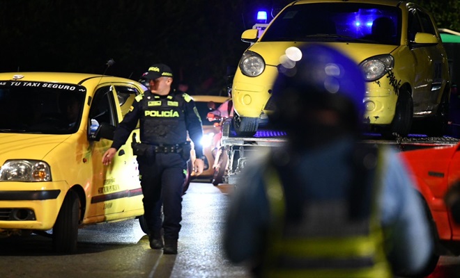 Policía en puesto de control 