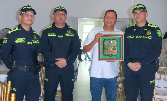 El coronel Héctor Ruiz Arias entregó un reconocimiento especial a William Esteban Cavadía Hernández por su compromiso con el fortalecimiento de la convivencia y la tranquilidad en el municipio.