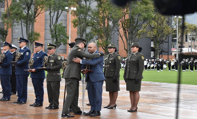 Reconocimiento del señor director de la Policía Nacional a una víctima del conflicto armado interno