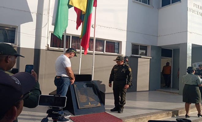 Reconocimiento en la placa de la memoria al señor mayor Luis Mora Idárraga