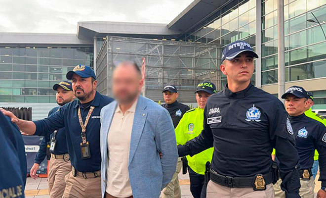 Dos funcionarios realizan el desplazamiento de retenido