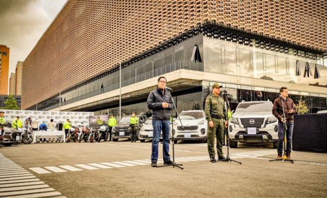 Comandante de la Policía Metropolitana de Bogotá junto con el Secretario de Seguridad entregan vehículos y motocicletas hurtados
