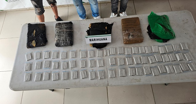 Se halló entre las pertenencias de estas tres personas, 5.365 gramos de marihuana tipo creepy