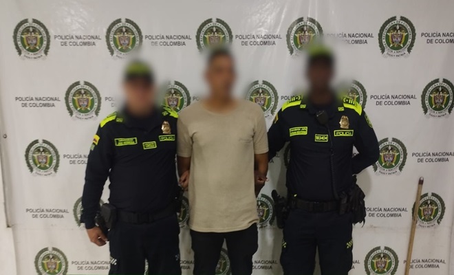 Polic&iacute;as y una persona capturada