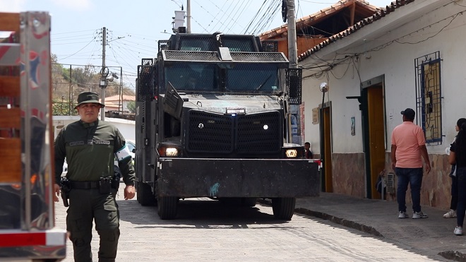 Tanqueta UNDMO apoyando la entrega de agua a la comunidad